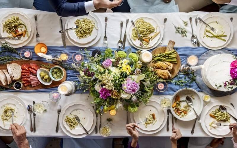 Elegant wedding reception table with flowers, candles and modern décor 