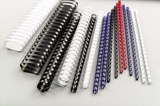 Rilegatura a pettine in plastica di varie dimensioni e colori su una superficie grigia.