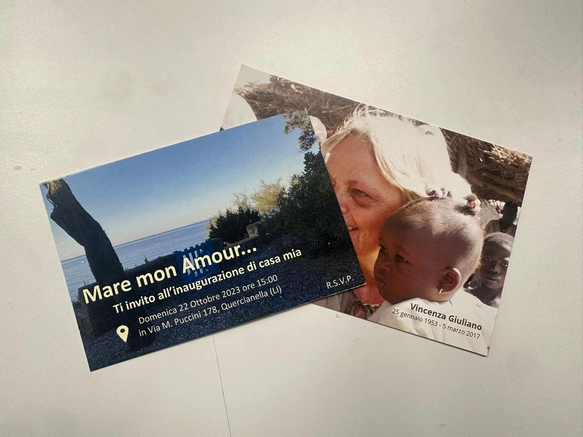 Due cartoline: una blu con la scritta