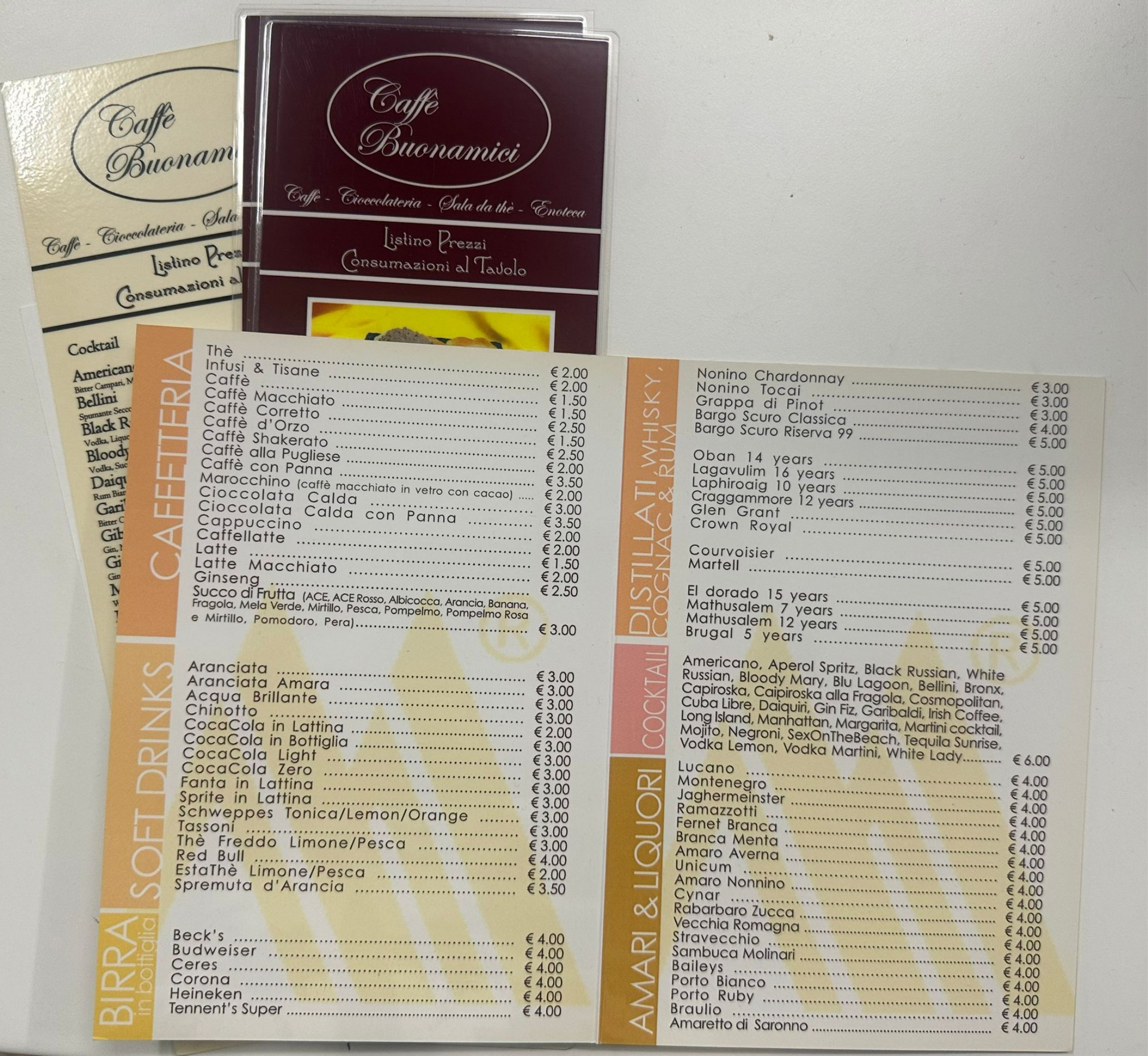 Menù del Cafe Flannazzi, con listino prezzi delle bevande, tra cui caffè, birra e liquori.