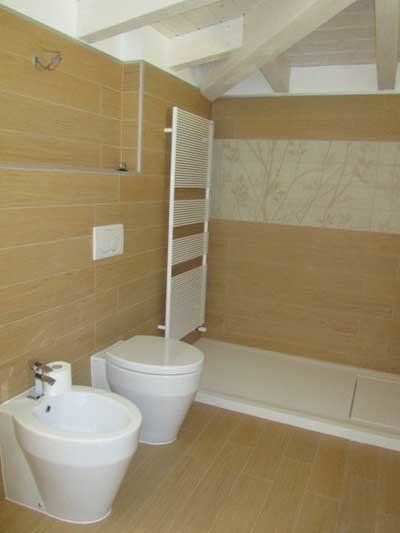 bagno con rivestimento in pietra