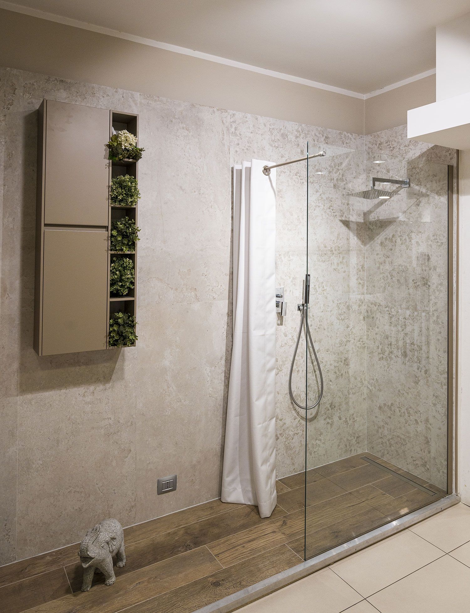 Box doccia nello showroom di arredo bagno a Novara