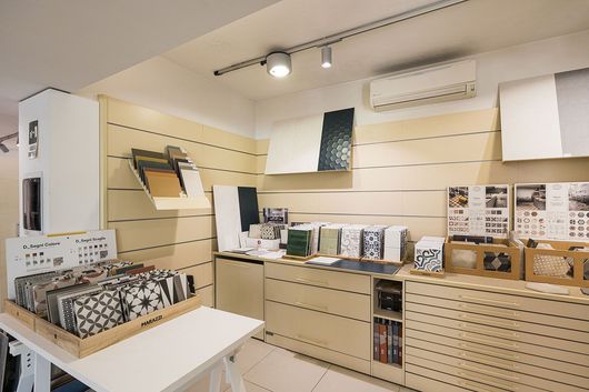 piastrelle a mosaico nello showroom di materiali per l'edilizia a Novara
