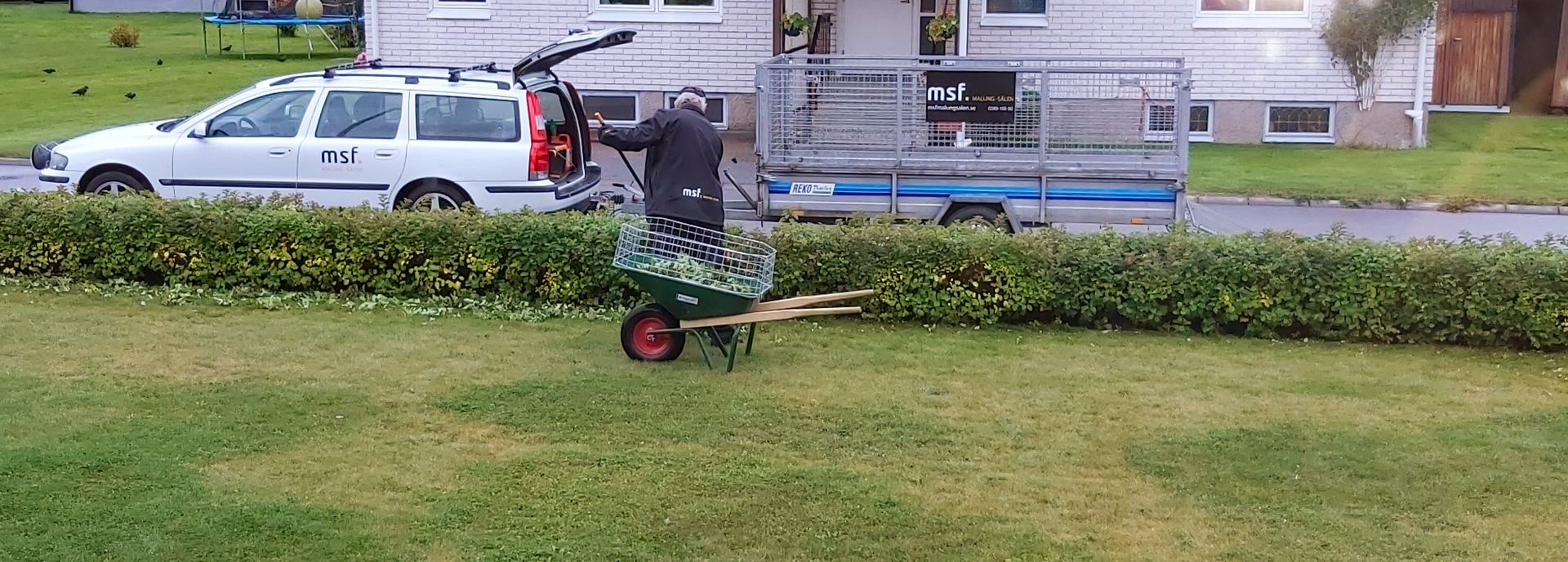 En medarbetare från MSF sköter om en häck i en villaträdgård