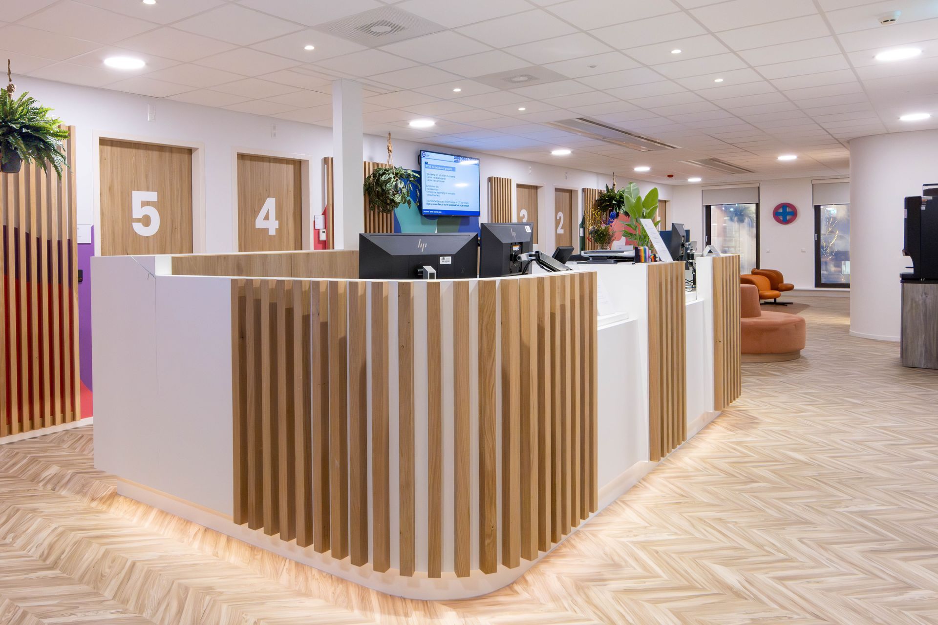 Entree gezondheidscentrum GGD Interieurontwerp Den Haag