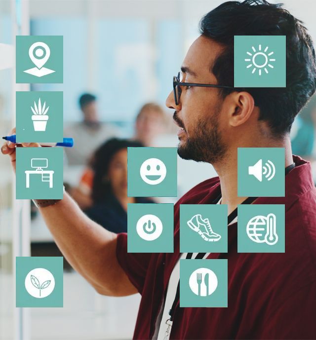 Lachende vrouw die een tablet gebruikt met zwevende turquoise app-pictogrammen in een lichte onderwijs
omgeving.