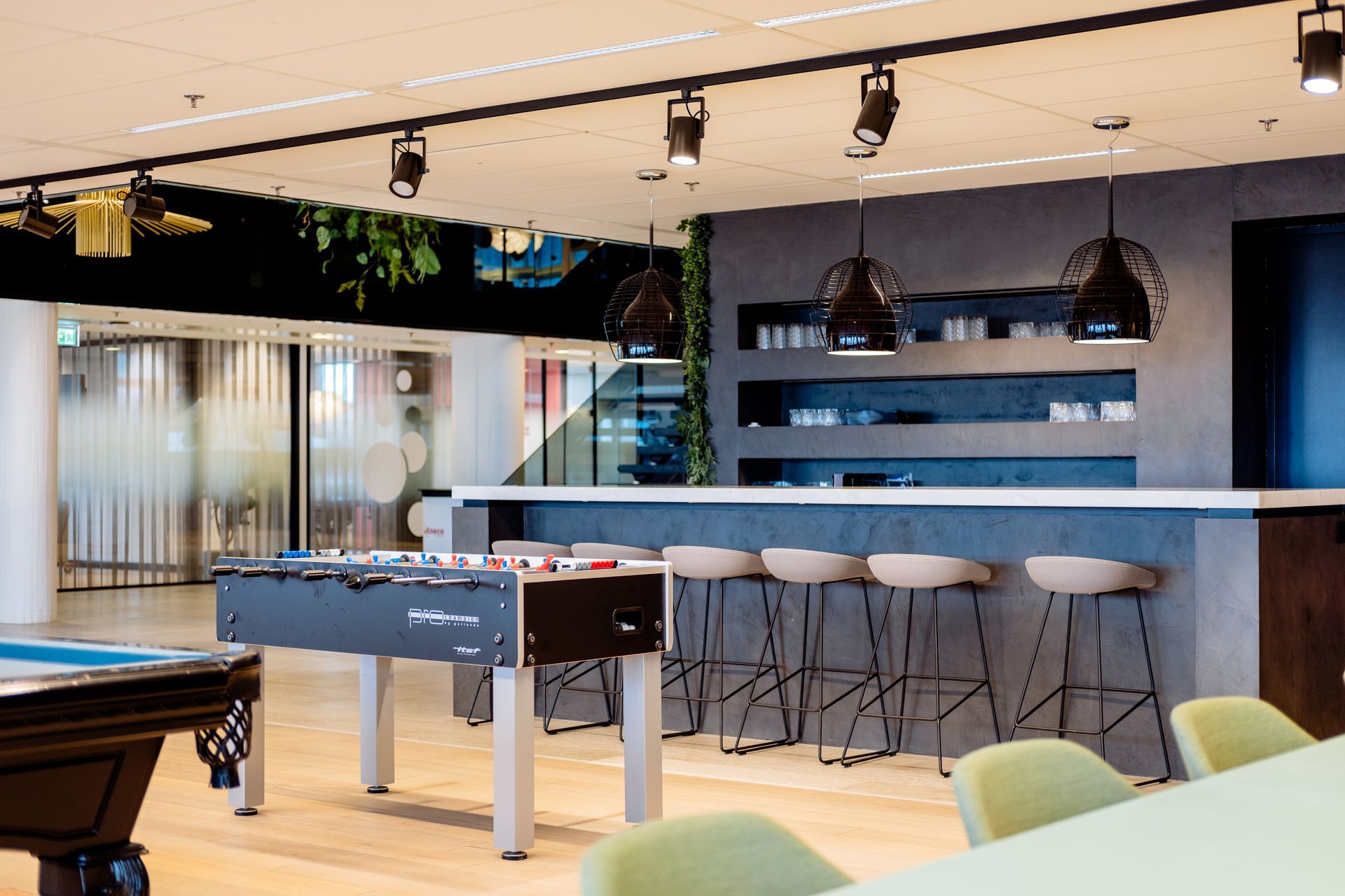 Moderne ruimte op kantoor met houten tafels, zwarte krukken, hangplanten. Interieurontwerp kantoor