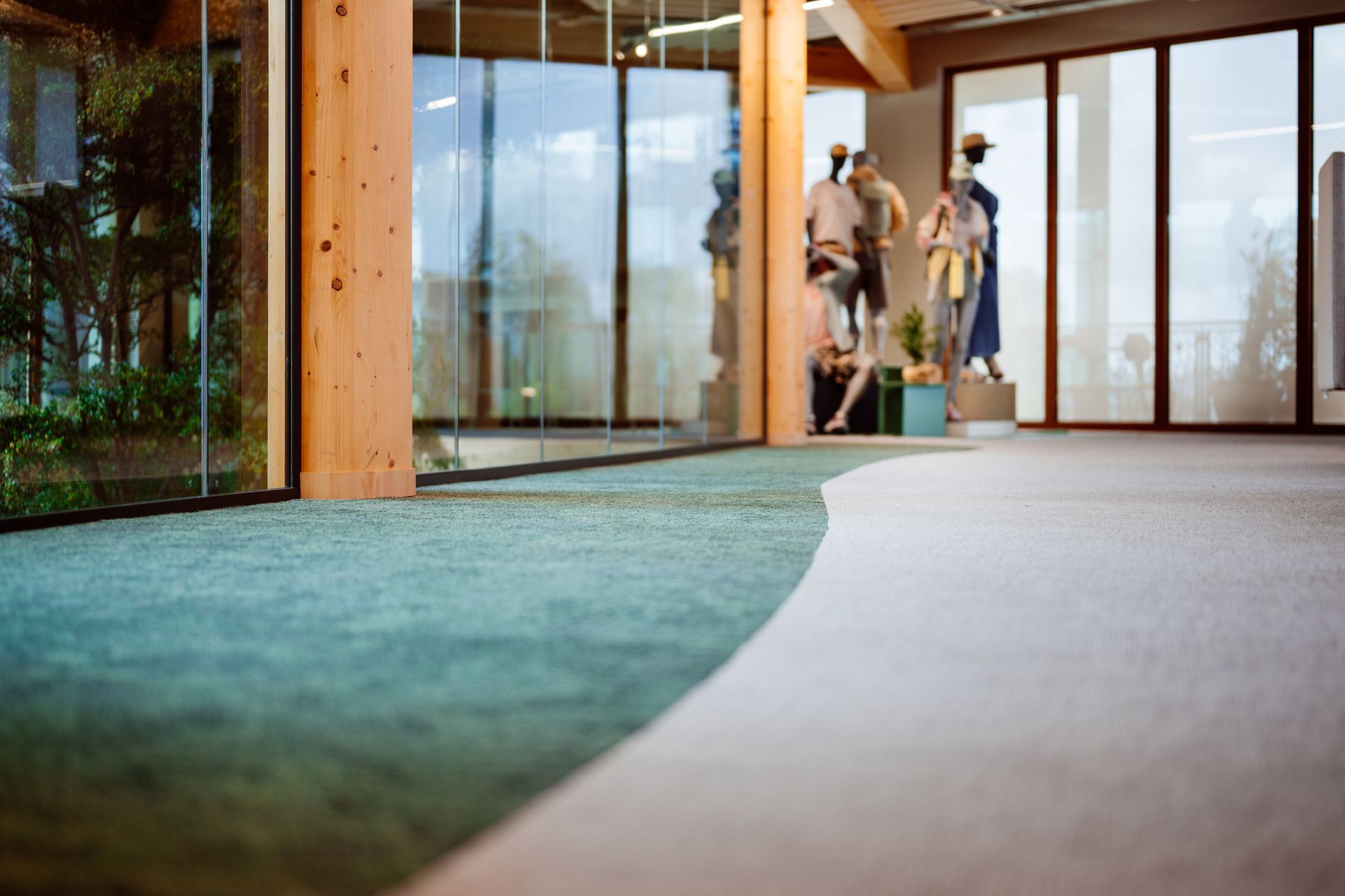 Bever biophilic design vloerbedekking ronde vormen hout en natuurlijke kleuren