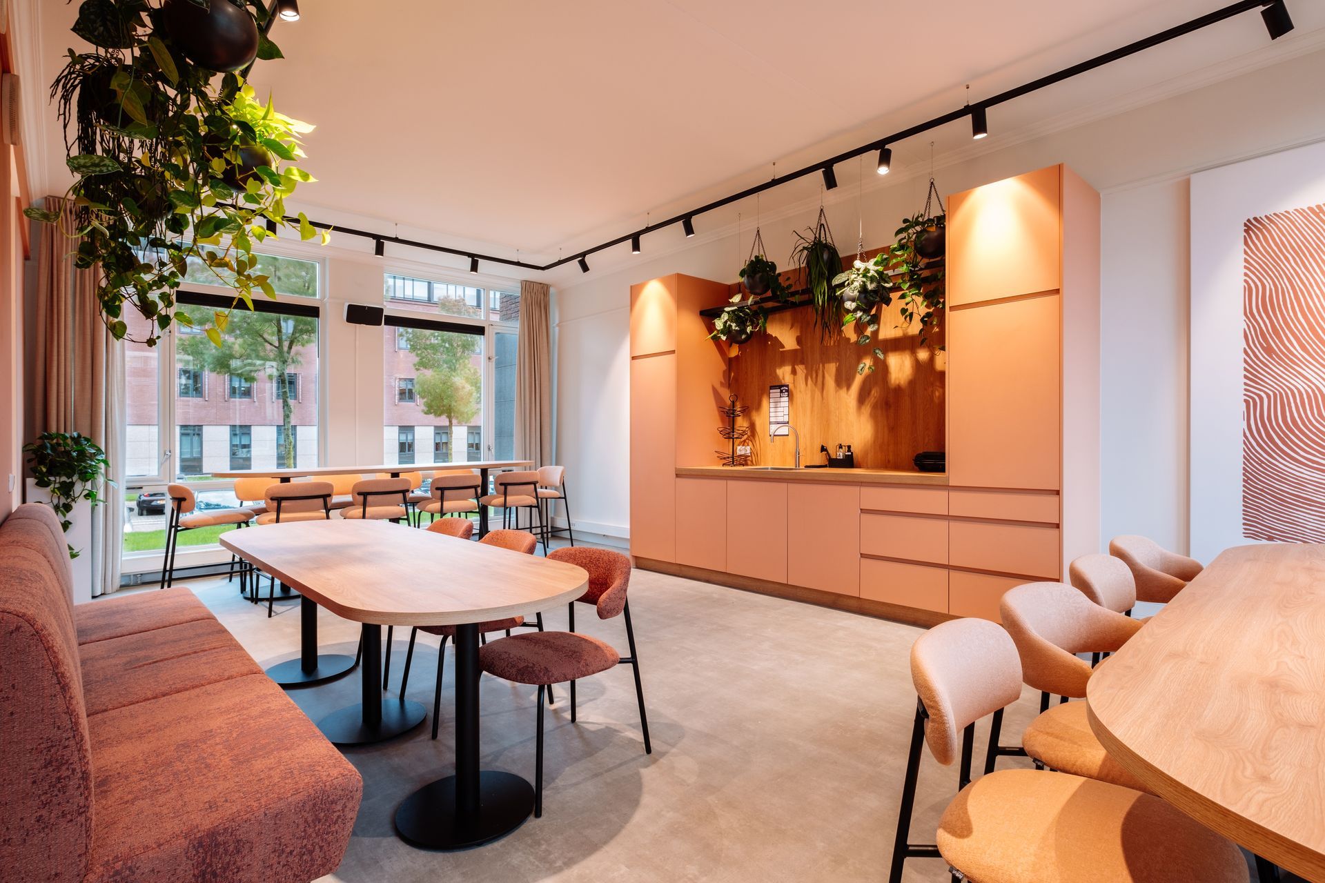 Moderne lunchruimte en hangplanten in het nieuwe kantoor van The Future Group Interieurontwerp KuóStudio