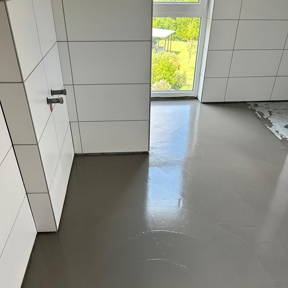 Badezimmerfliesen von Fliesenlukas mit Ausgleichsmasse für den Boden