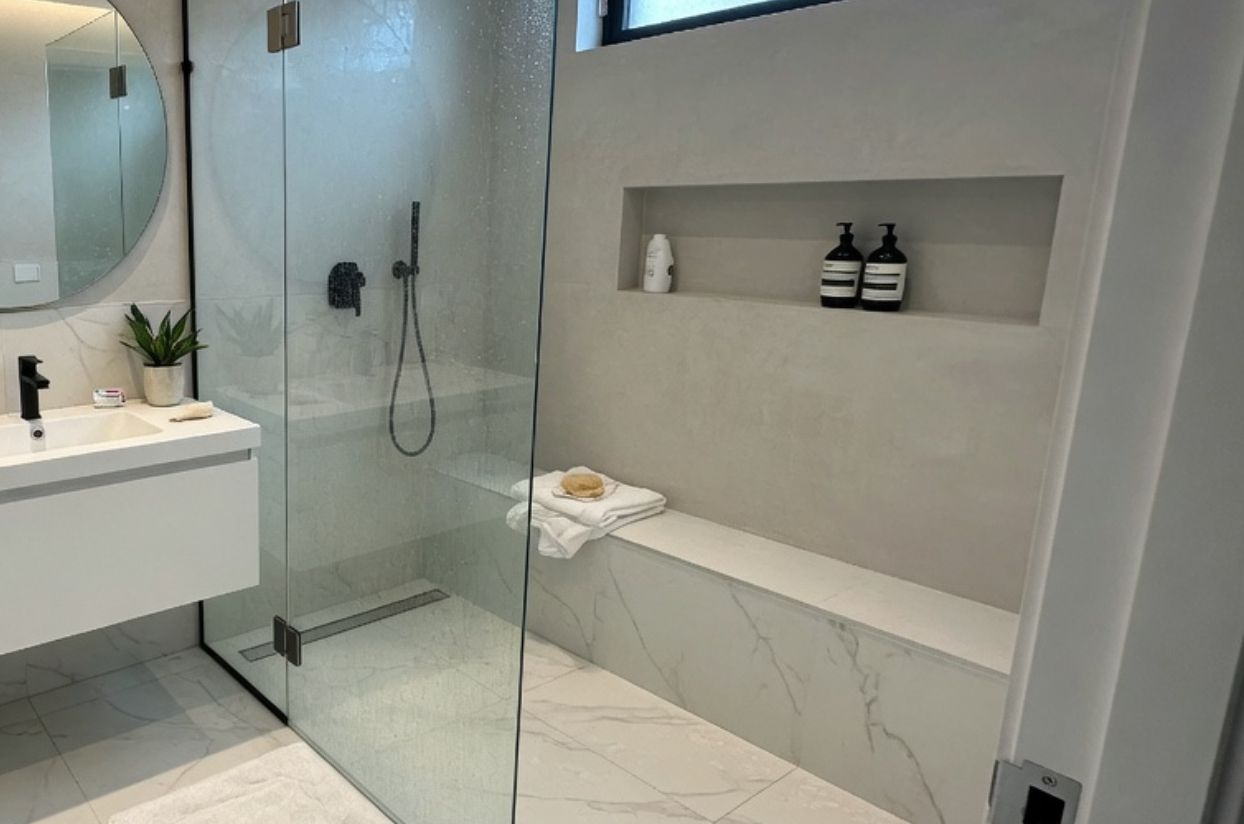 White Marbled shower