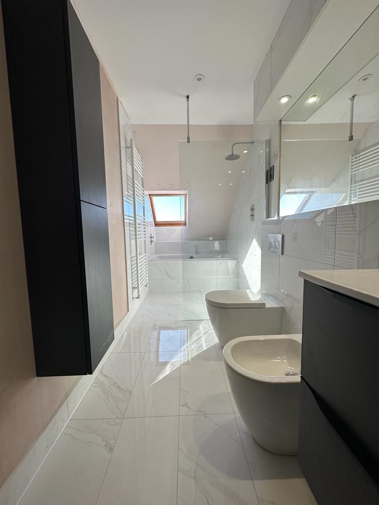 White and grey marbled bathroom