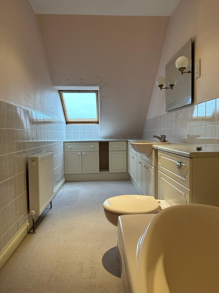 Basic outdated bathroom