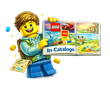 Un omino Lego tiene in mano un sacchetto di mattoncini Lego.