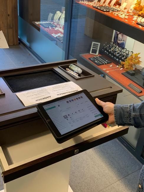 kasse in einer schmuckfiliale  | Prismanote Juweliersoftware, Kasse, Shop, ERP