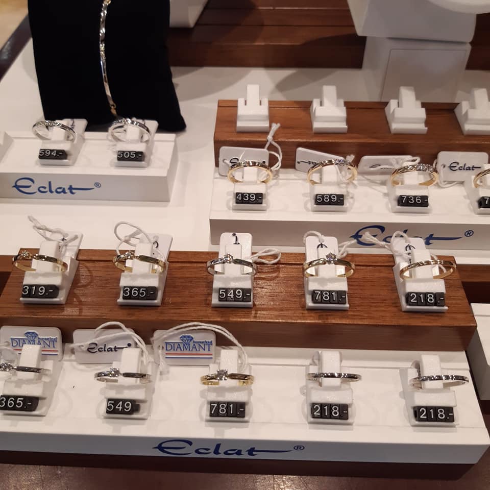 Eine Ausstellung von Eclat-Ringen in einem Geschäft | Prismanote Juweliersoftware, Kasse, Shop, Warenwirtschaft