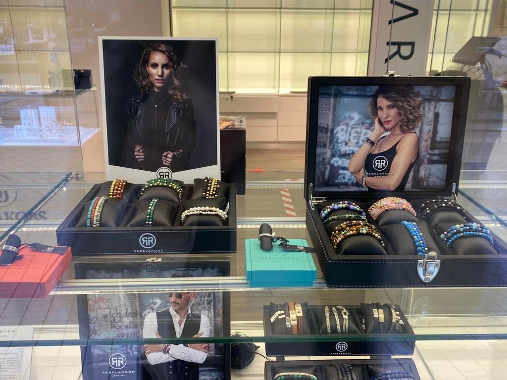 Eine Ausstellung von Armbändern bei Juwelier Maartens - Prismanote Kunde