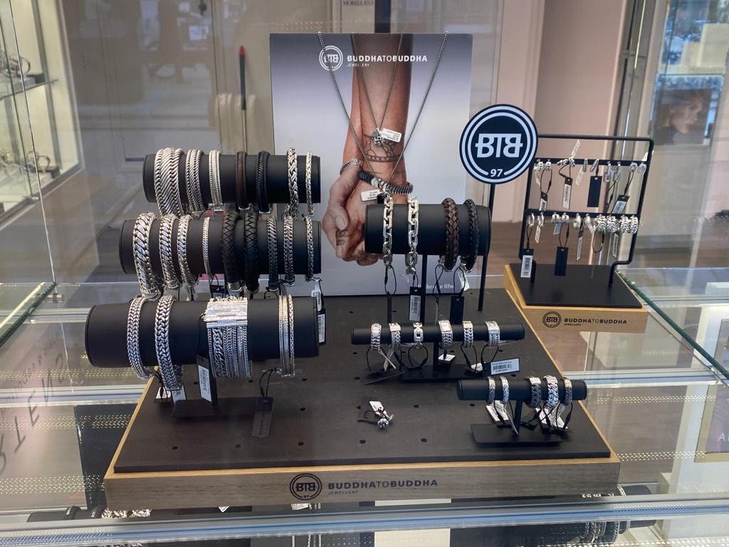 Eine Ausstellung von Armbändern und Ringen bei Juwelier Maartens HenS