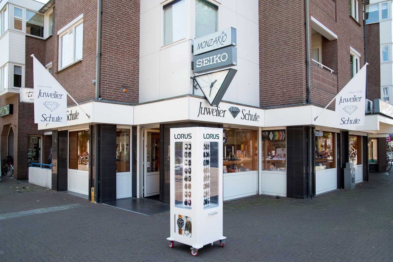 Eine Ecke eines Gebäudes mit einem Schild mit der Aufschrift „Tagundnachtgleiche“ darauf