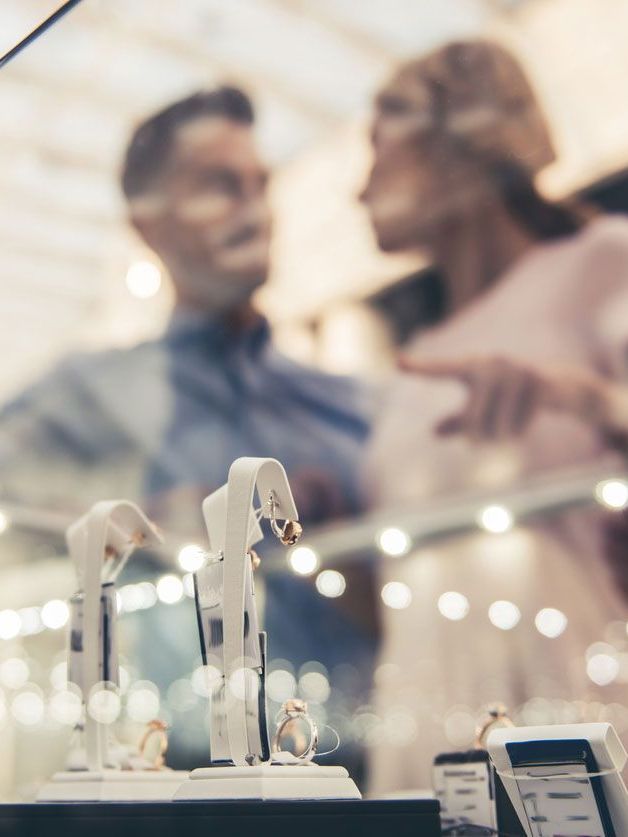 Twee mensen bij Juwelier software   | Prismanote Juweliersoftware, Kasse, Shop, ERP