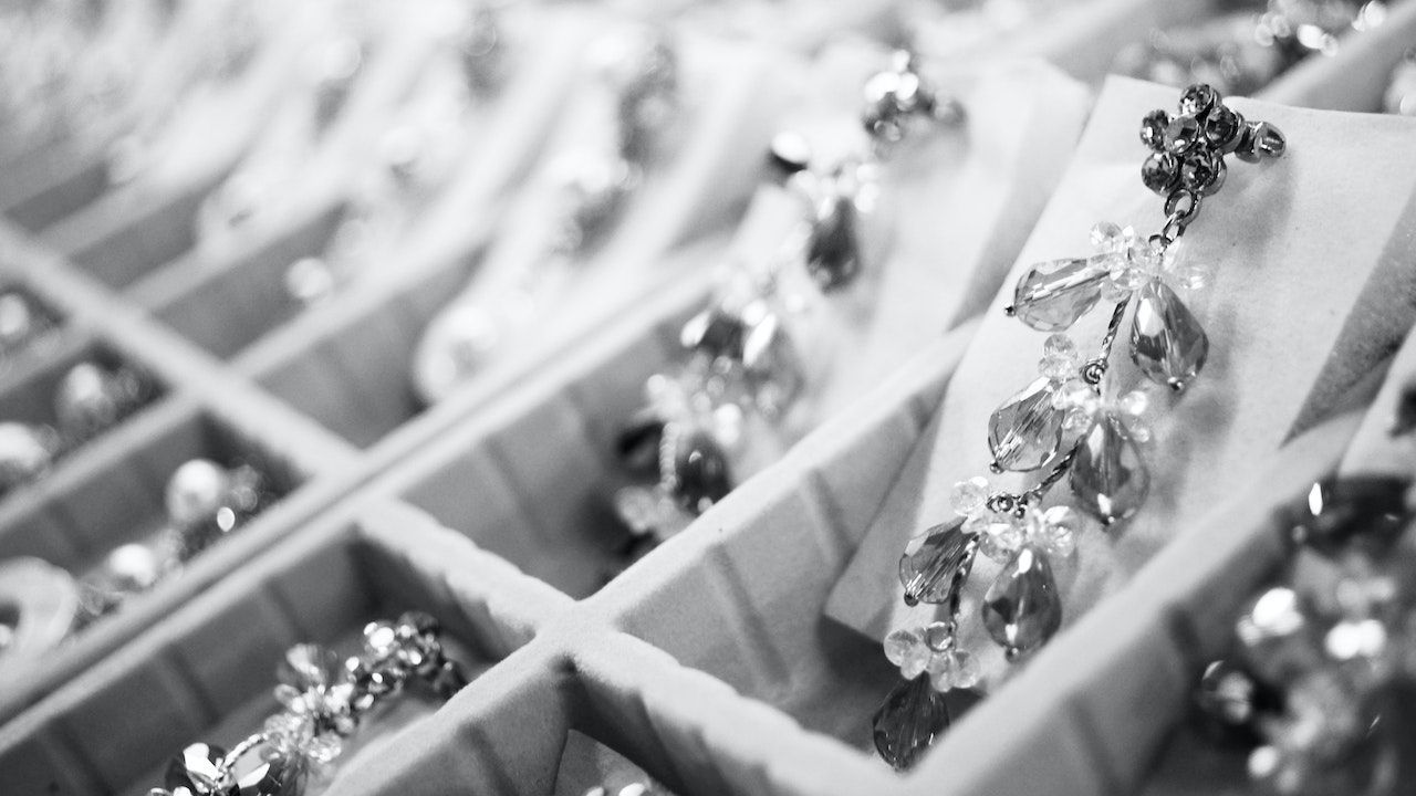 Juwelier zur Bestandsverwaltung von Schmuck