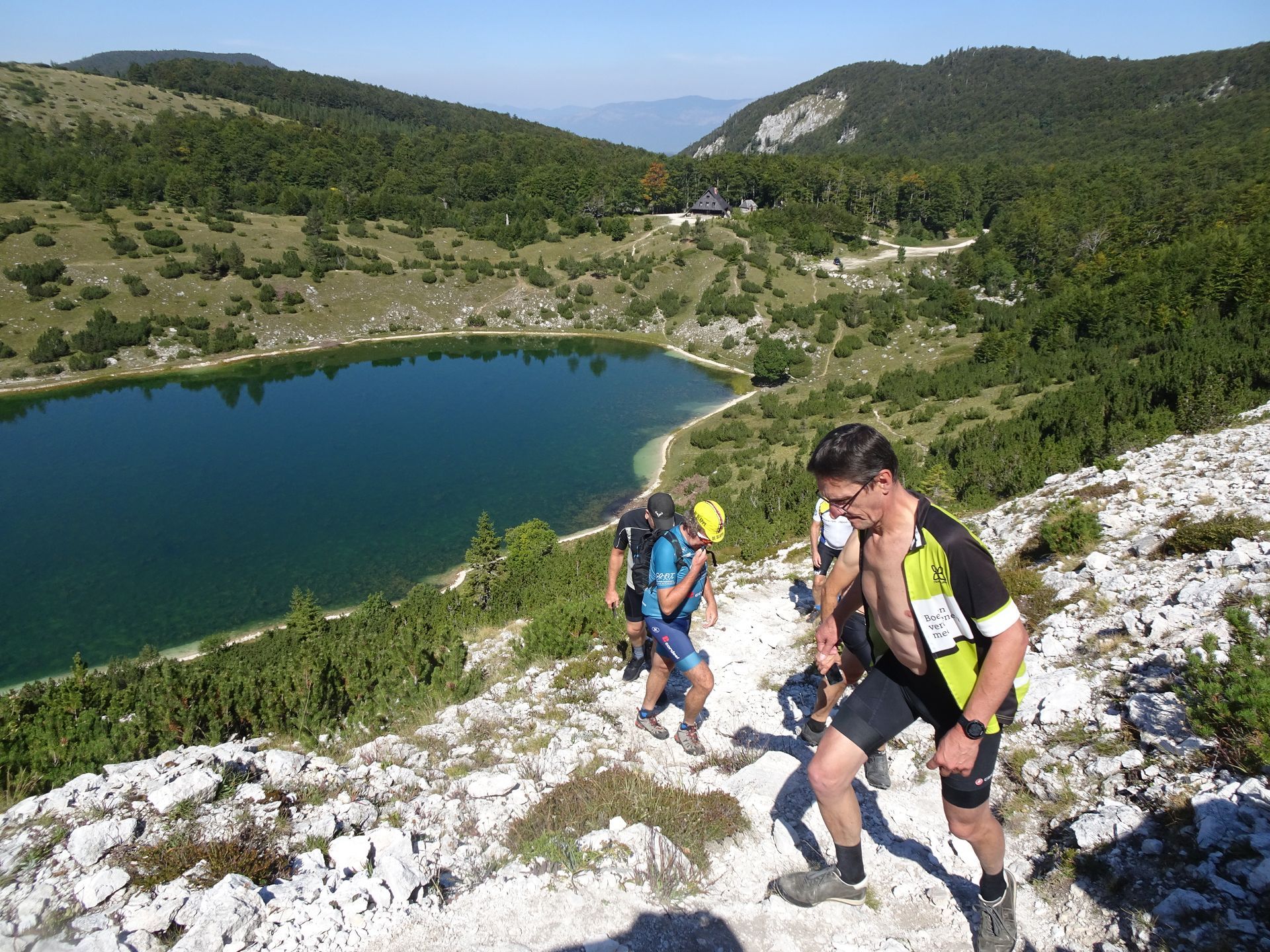 Besuch des Bergsees Šator während einer Mountainbike-Reise in Bosnien