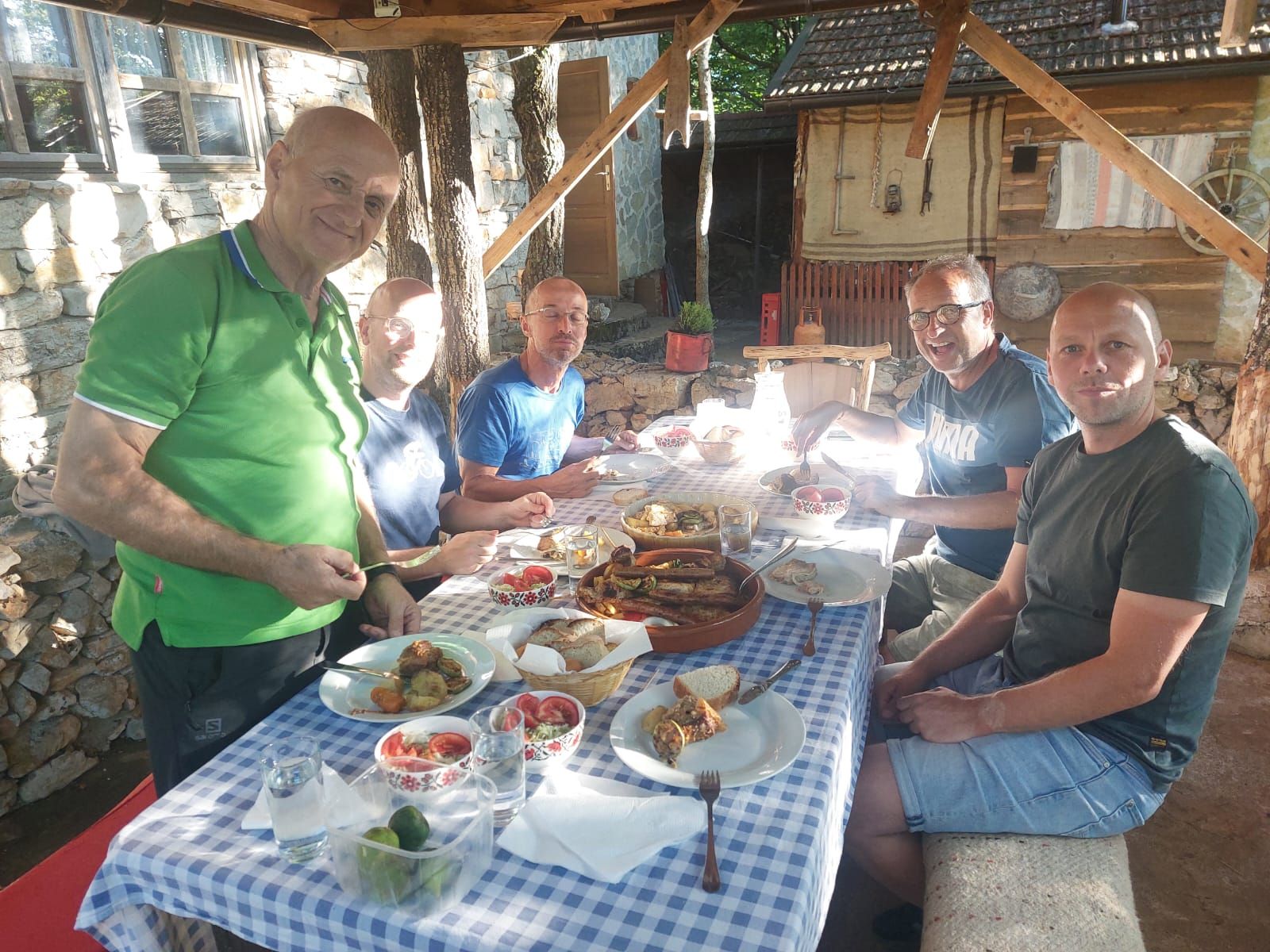 Bosnische Mahlzeit auf einem rustikalen Tisch nach dem Mountainbiken
