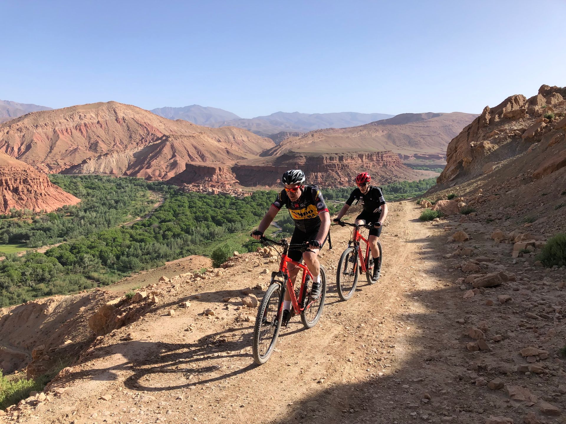 Uitzicht op de schitterende vallei van Boutharar tijdens een mountainbikereis in Marokko