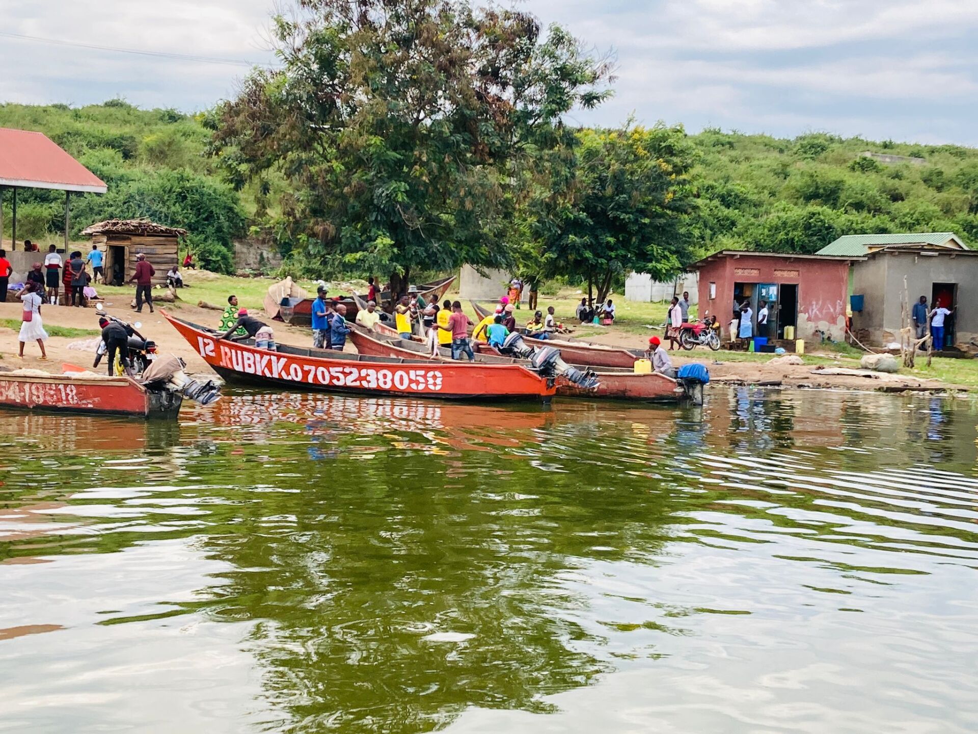 Op Lake Bunyonyi is het altijd druk met kano’s die mensen en goederen vervoeren.