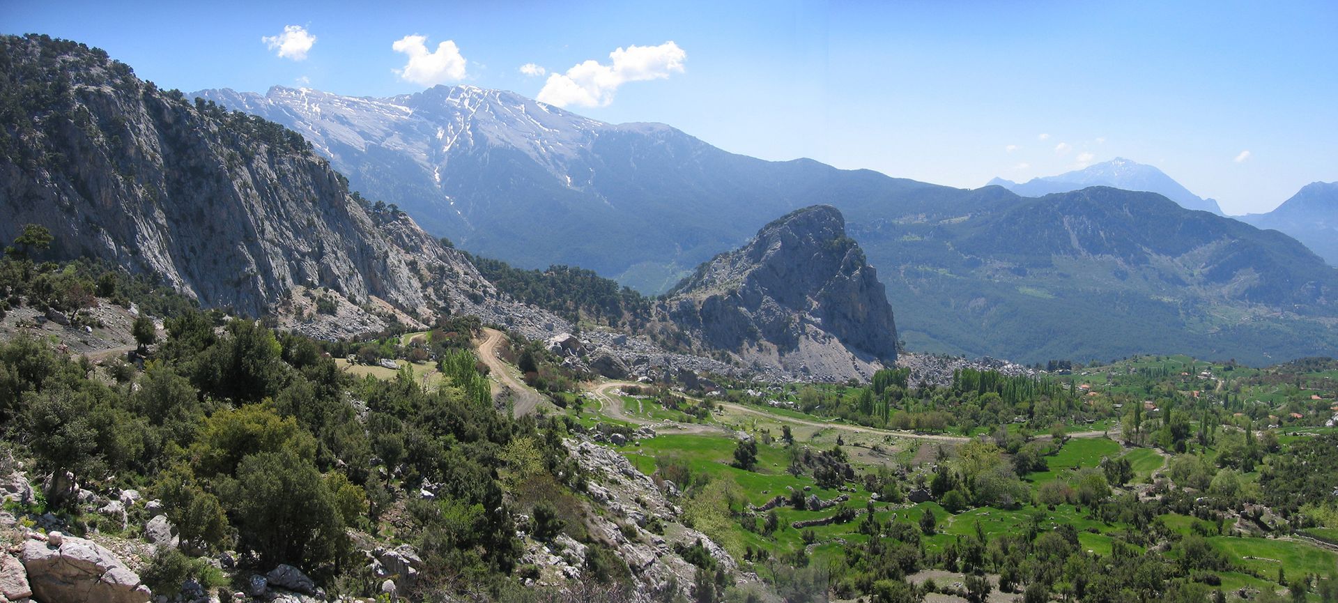 Uitzicht op het Taurusgebergte tijdens het mountainbiken in Turkije.