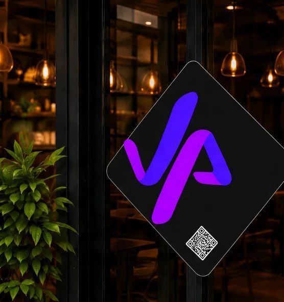 Distintivo ValidEye con logo y código QR en la entrada de un establecimiento