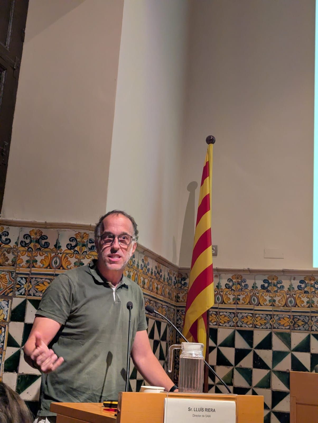 Lluís Riera hablando en el atril durante la jornada ACSA sobre alérgenos y gluten