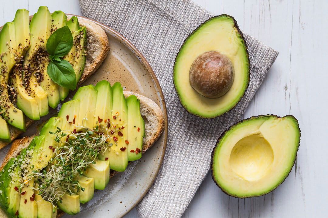 Un primer plano de un plato de tostadas de aguacate sobre una mesa.