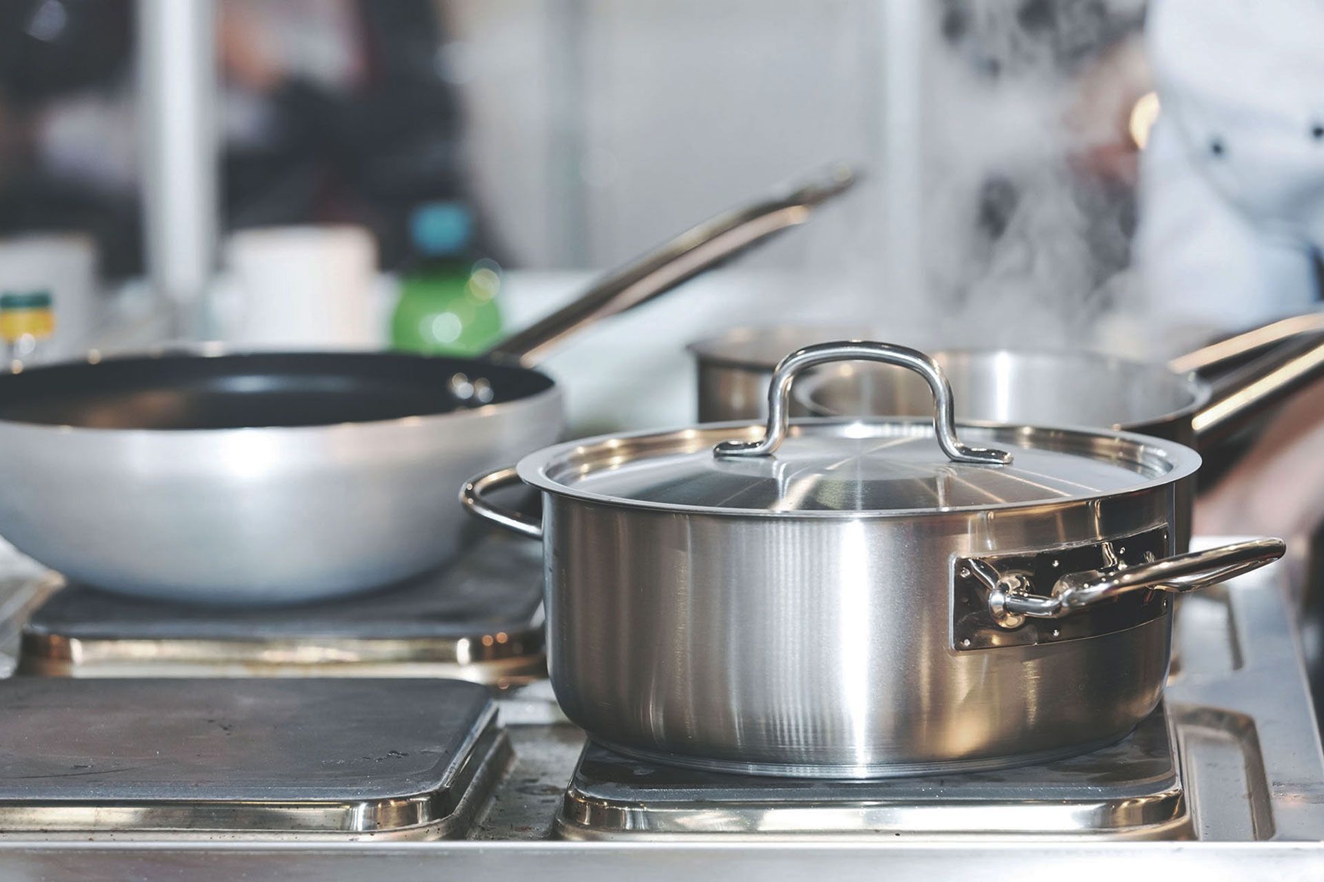 Dos ollas y sartenes se están cocinando en una estufa.