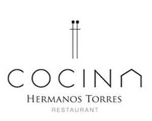 Un logotipo en blanco y negro para el restaurante Hermanos Torres.