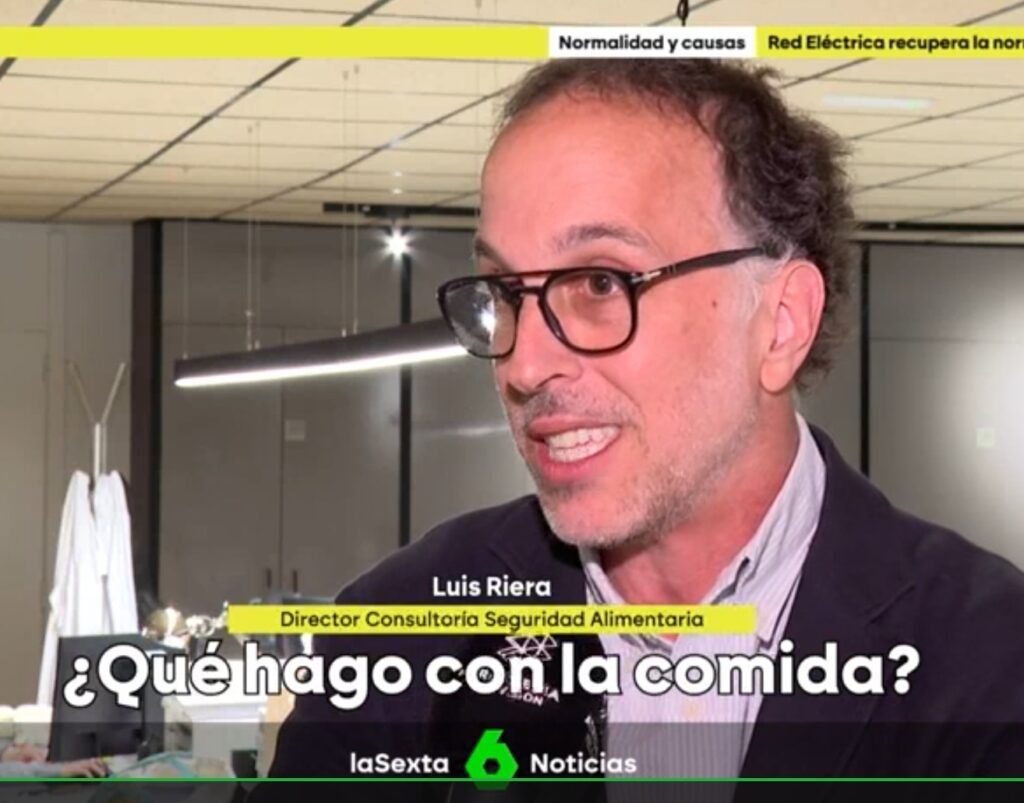 Un hombre que lleva gafas y traje está hablando por teléfono.