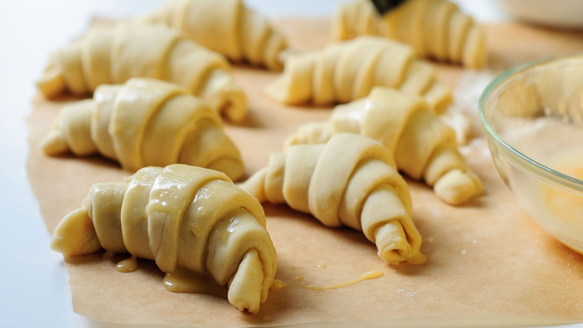 Un montón de croissants encima de una mesa.