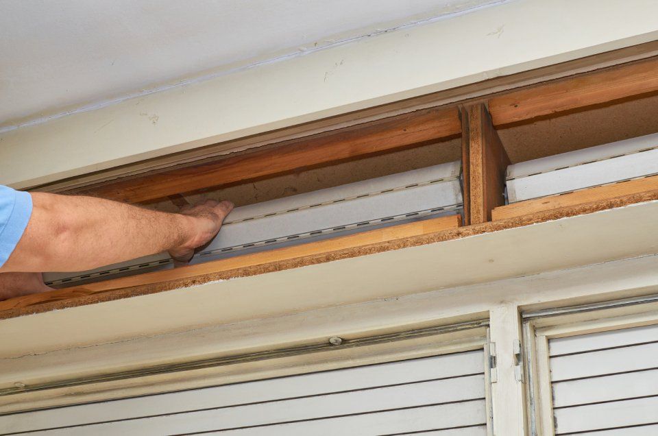lavoro di installazione tapparelle in pvc a Bologna