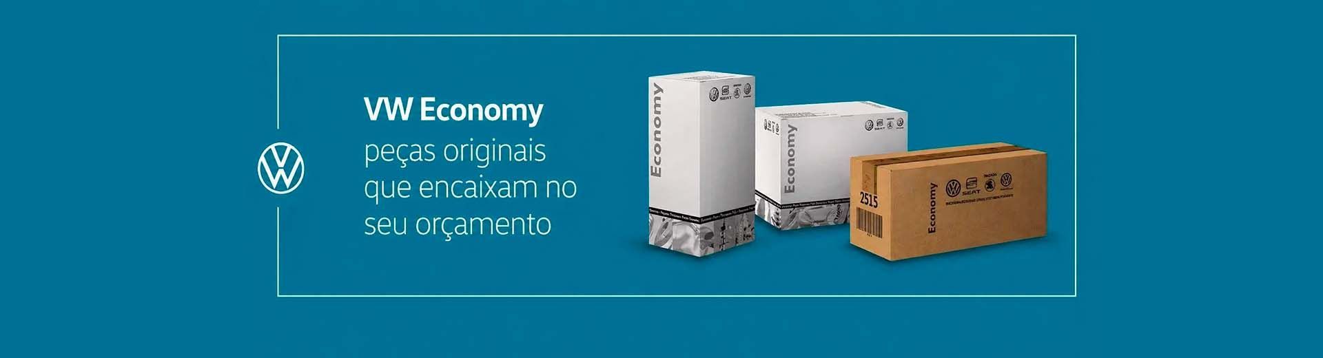 Um homem e uma mulher estão sentados no banco de trás de um carro.