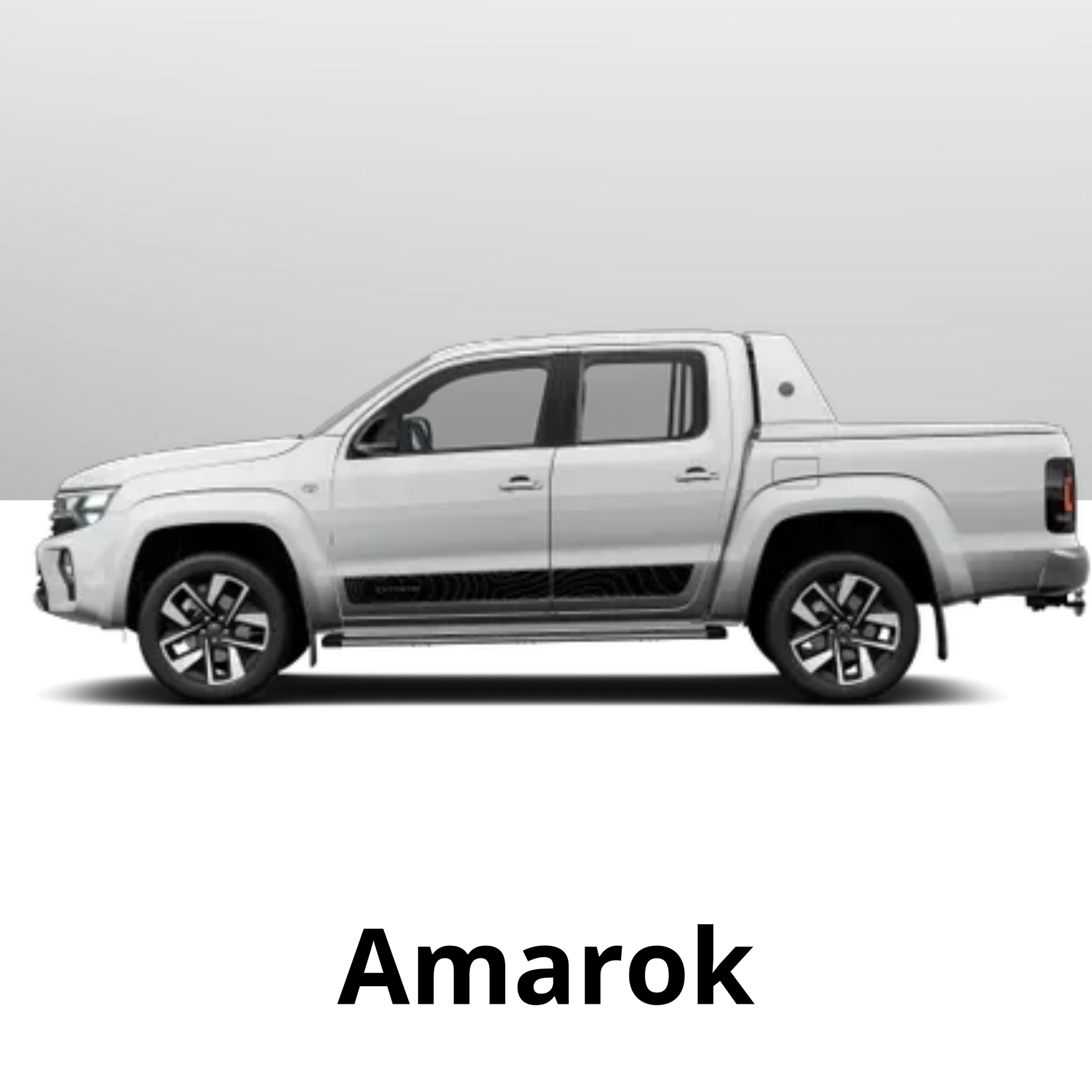 Uma caminhonete Volkswagen Amarok branca, vista de perfil contra um fundo cinza liso.