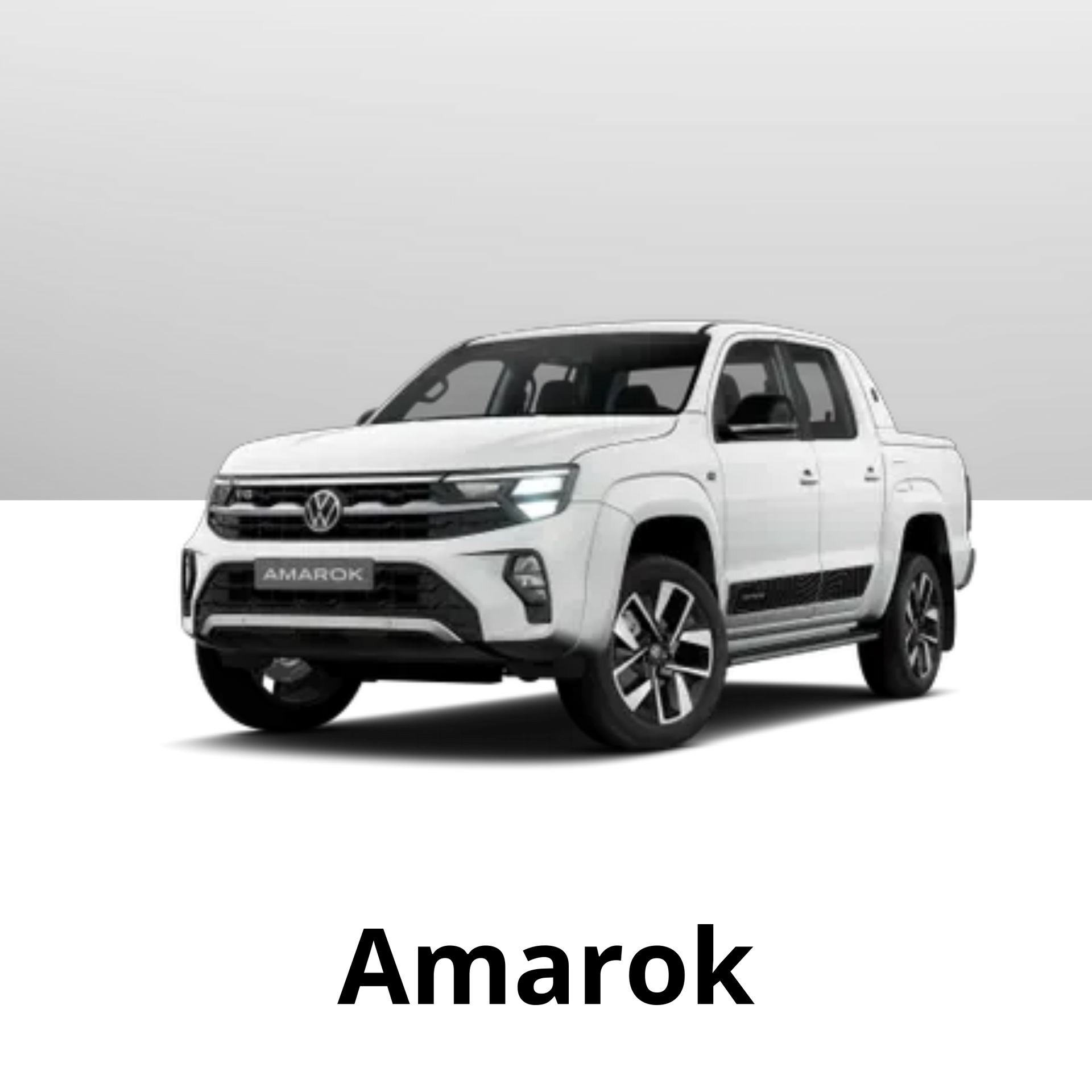 Uma caminhonete Volkswagen Amarok branca, vista de frente (em perfil) contra um fundo liso cinza claro.
