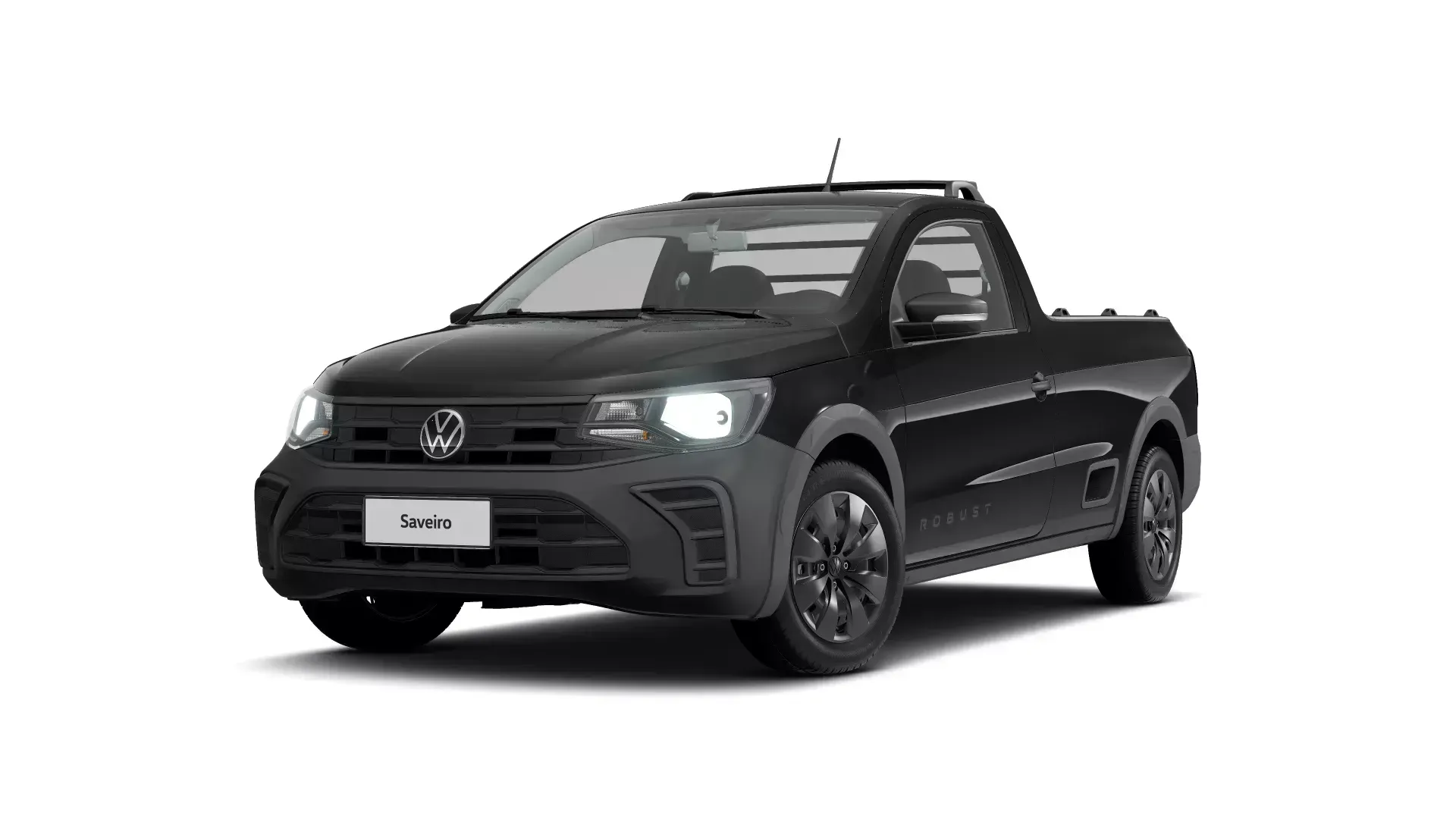 Uma caminhonete Volkswagen Saveiro de cabine simples, na cor preta, vista de frente em um ângulo de três