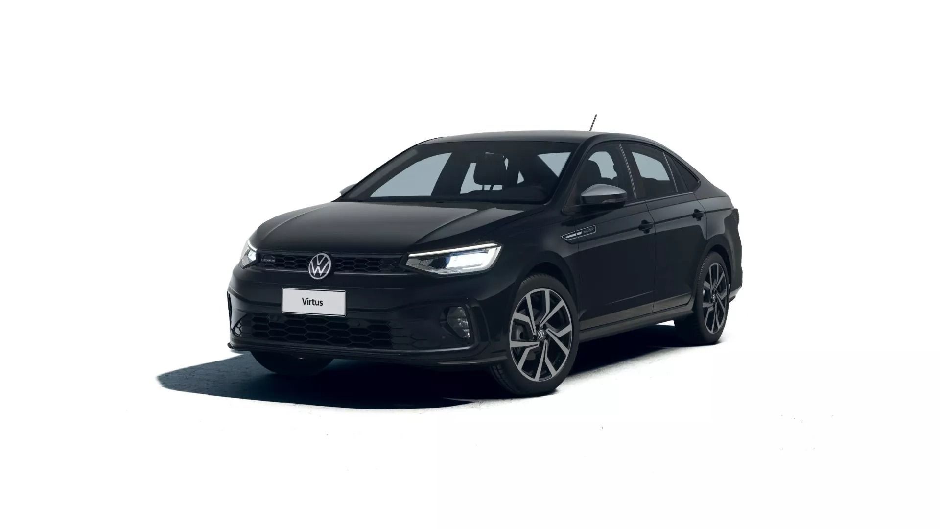 Um Volkswagen Virtus sedan preto, inclinado para a direita, contra um fundo branco liso.