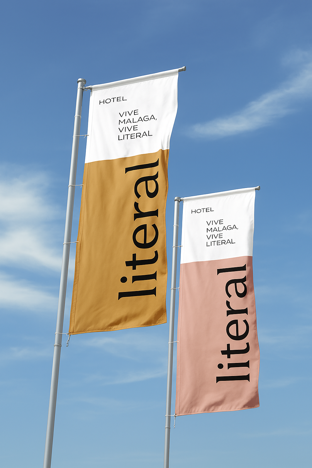 Dos altas pancartas verticales con la palabra 