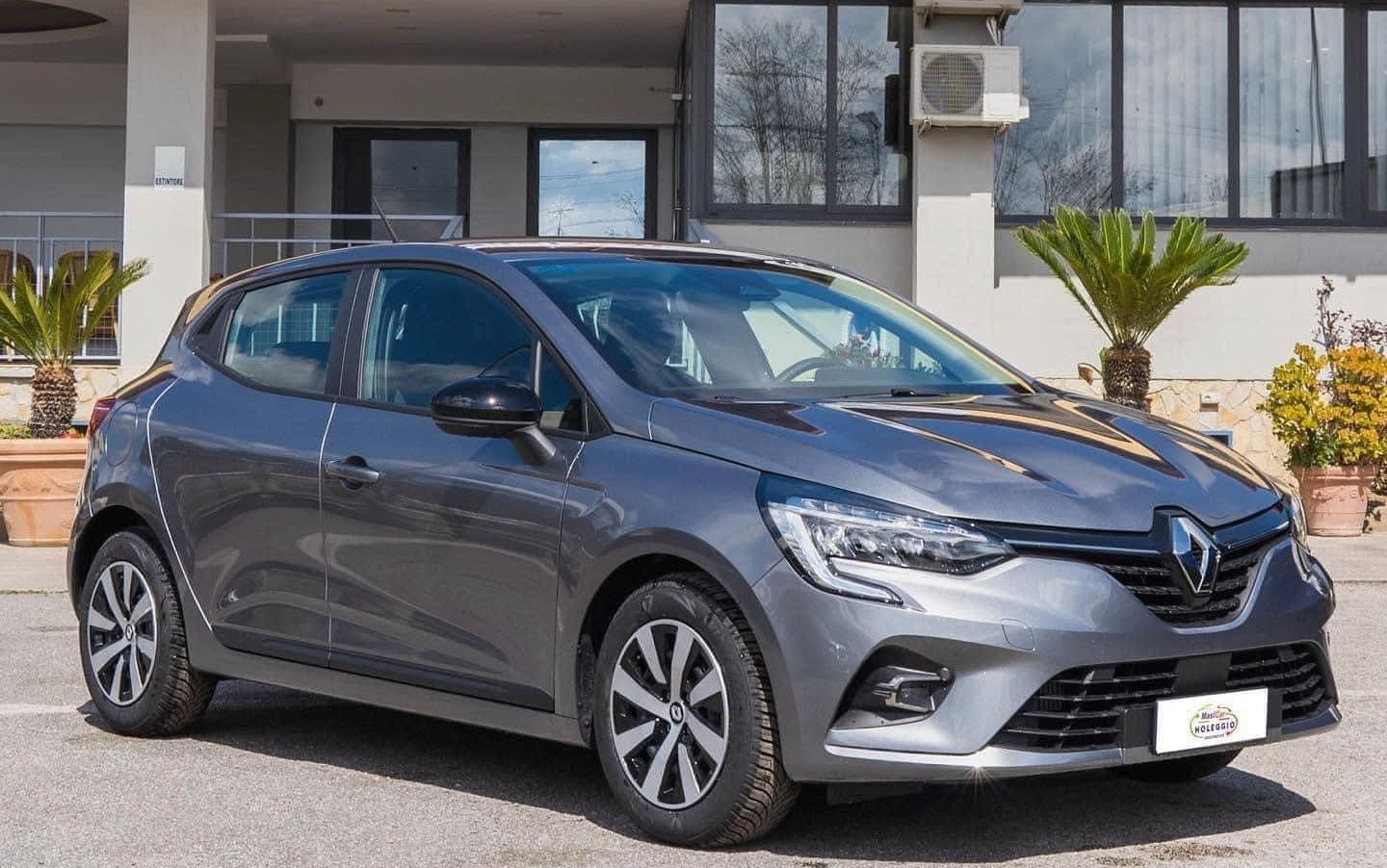 Una Renault Clio è parcheggiata davanti a un edificio.