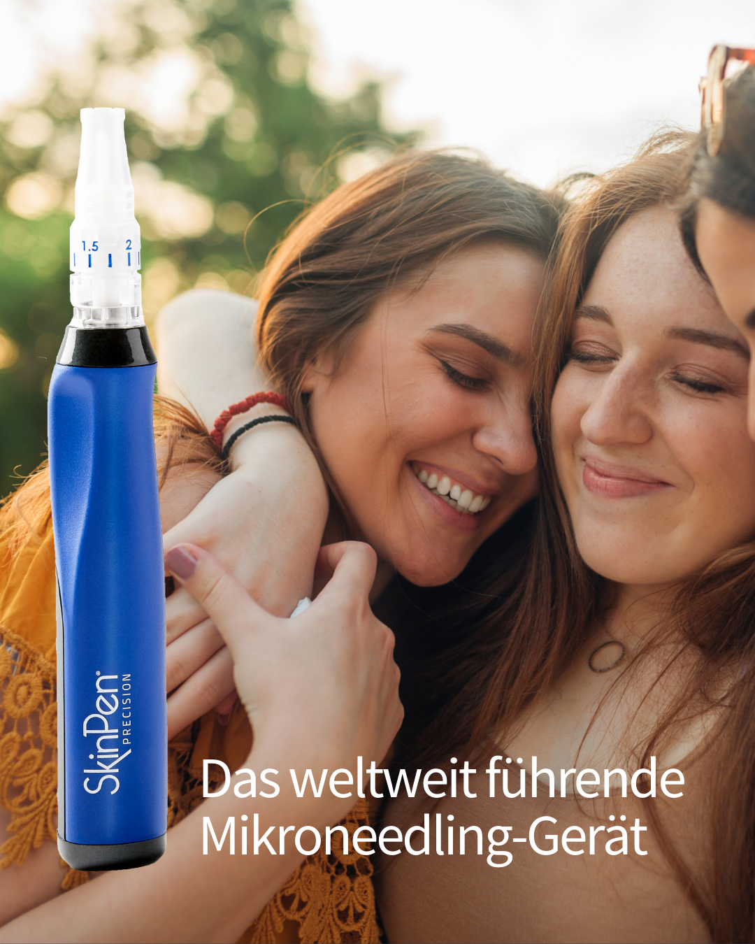 Zwei Frauen umarmen sich neben einer Flasche Skin Pen