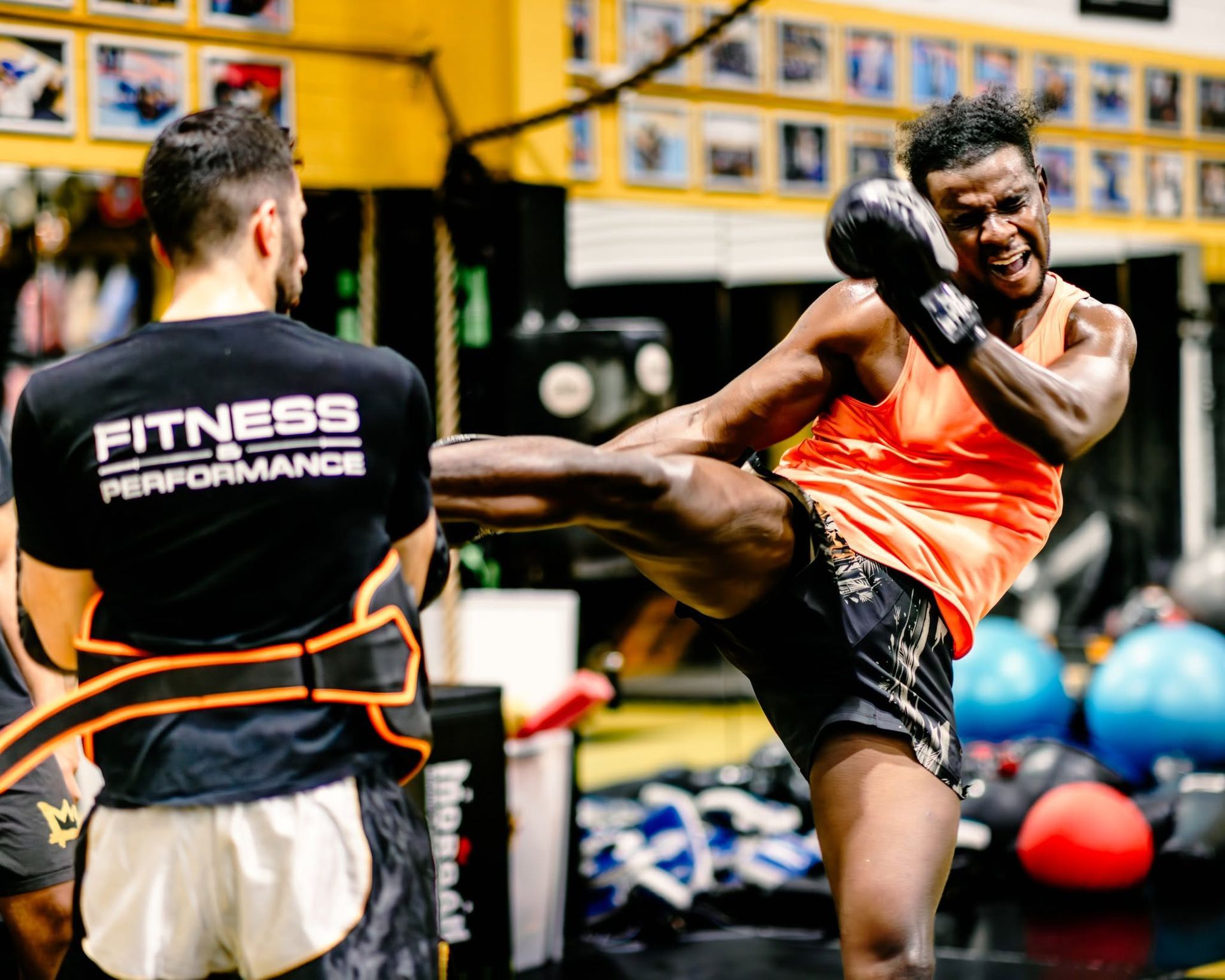 Training Muay Thai Kickboxing