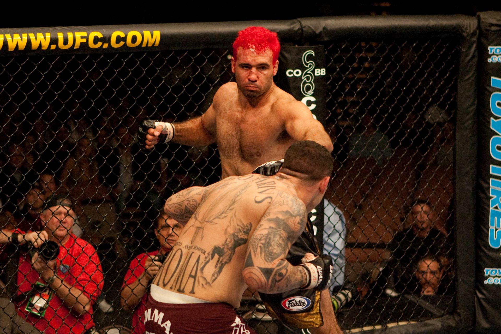 Elvis Sinosic fighting Alessio Sakara in the UFC