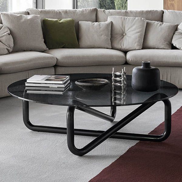 Una sala de estar con un sofá y una mesa de café