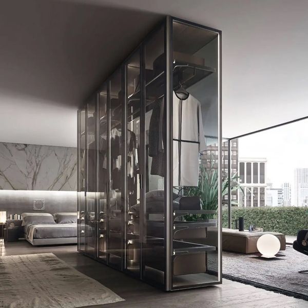Un dormitorio con un gran vestidor de cristal